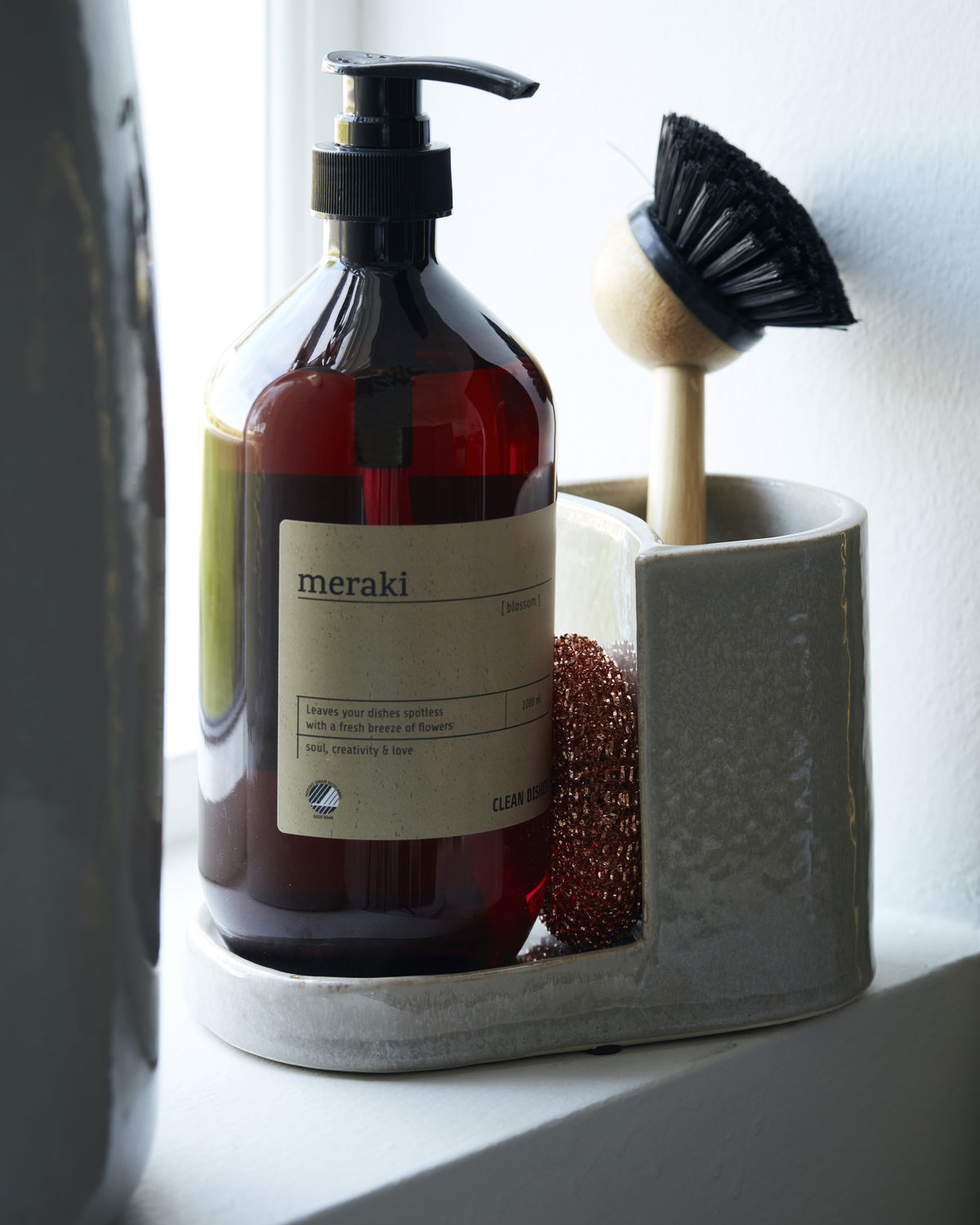 Meraki -Brush and soap holder, MKDatura, Shellish grey h: 12,7cm w:18cm
