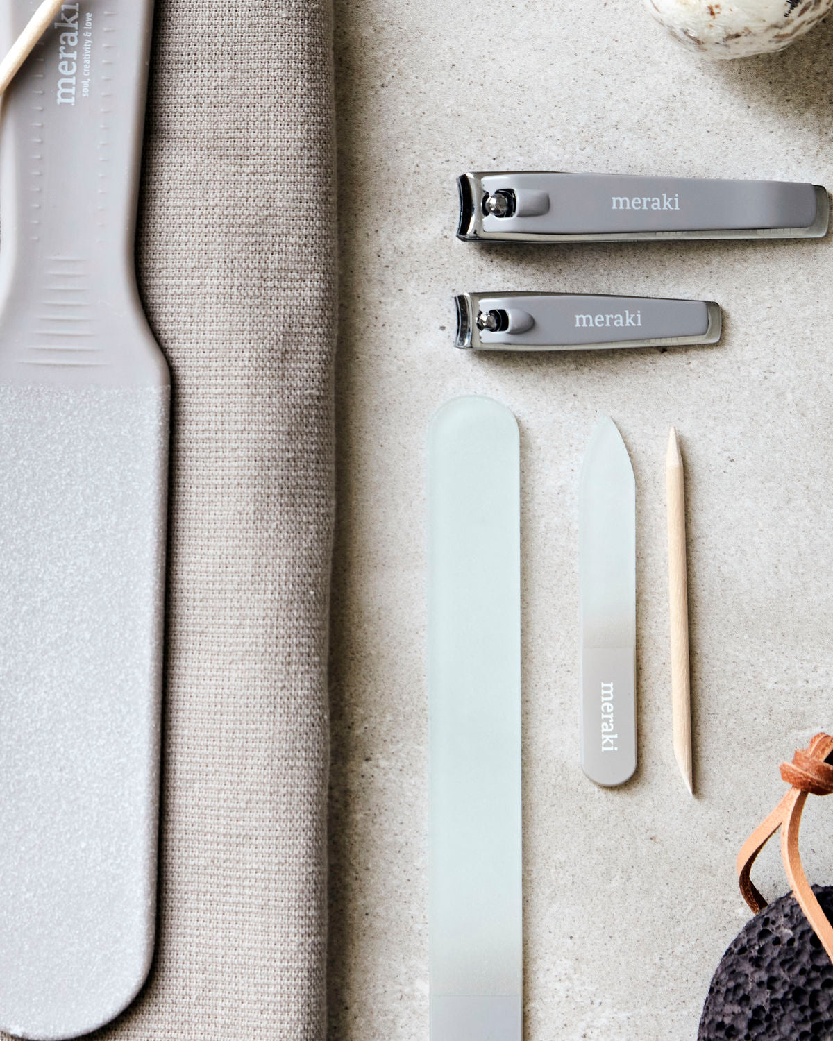 Meraki - Nail kit, w. cuticle push, nail file, small clipper and large clipper, Grey